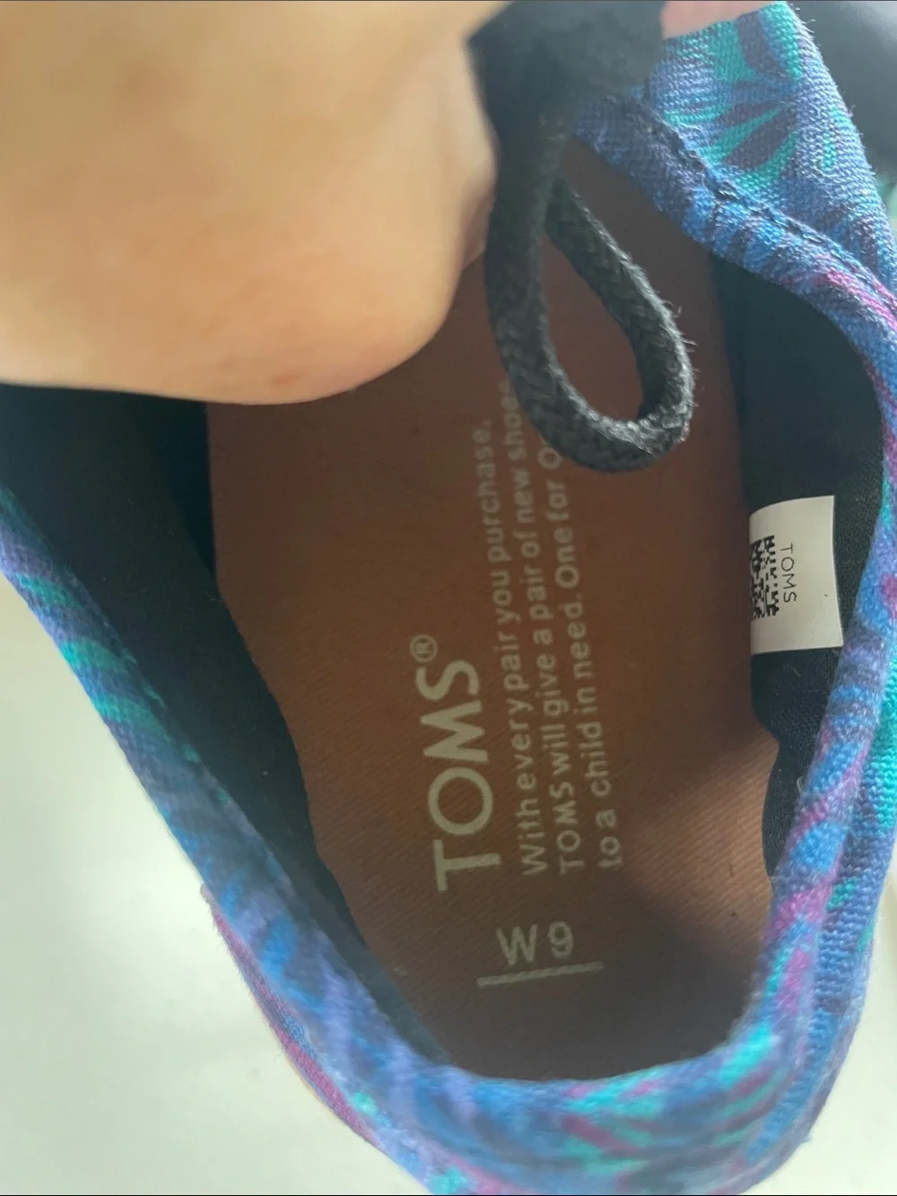 TOMS Women’s Blue & Teal Patterned Canvas Sneakers size 9